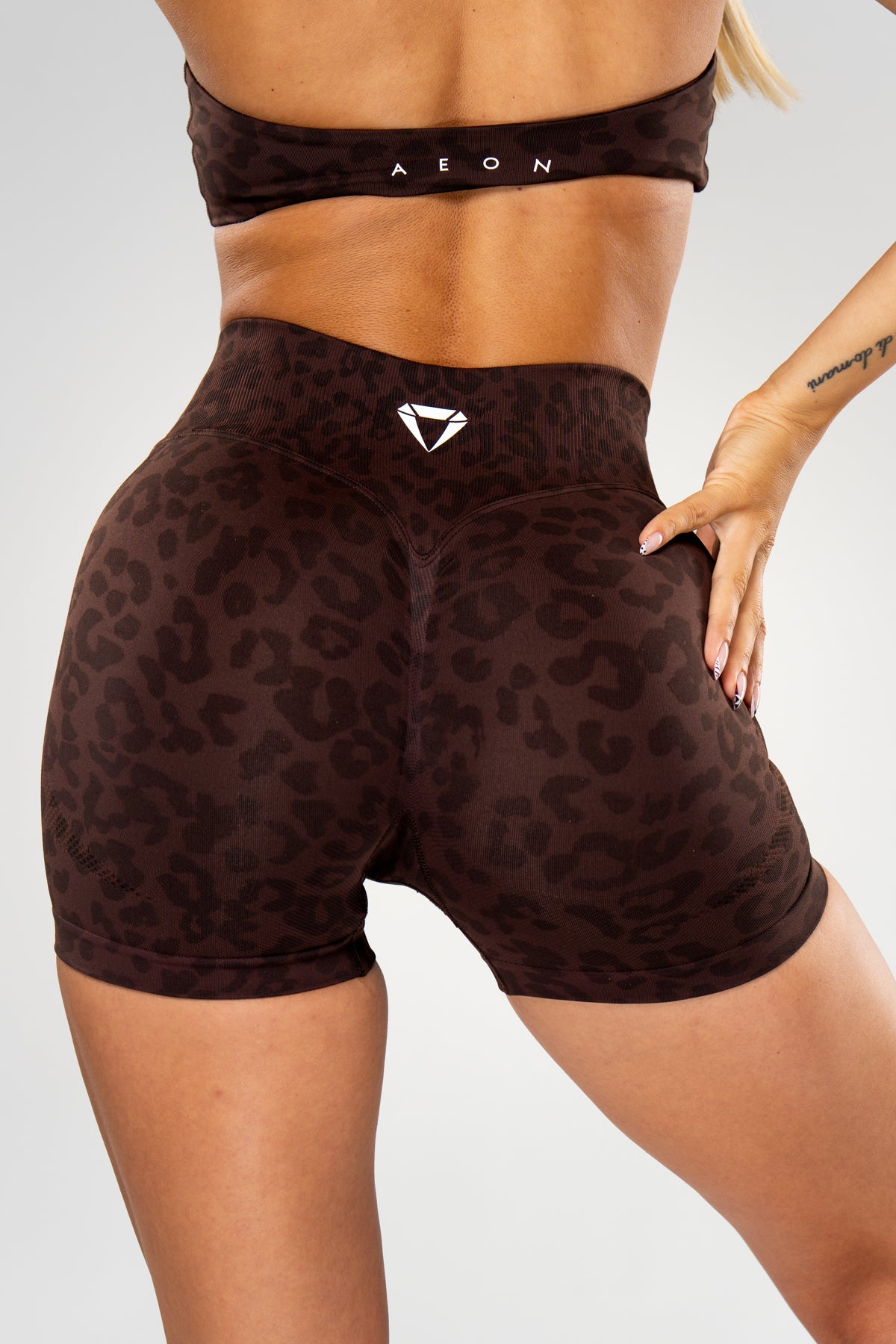MOTION LEO MID WAIST SCRUNCH SHORTS V2