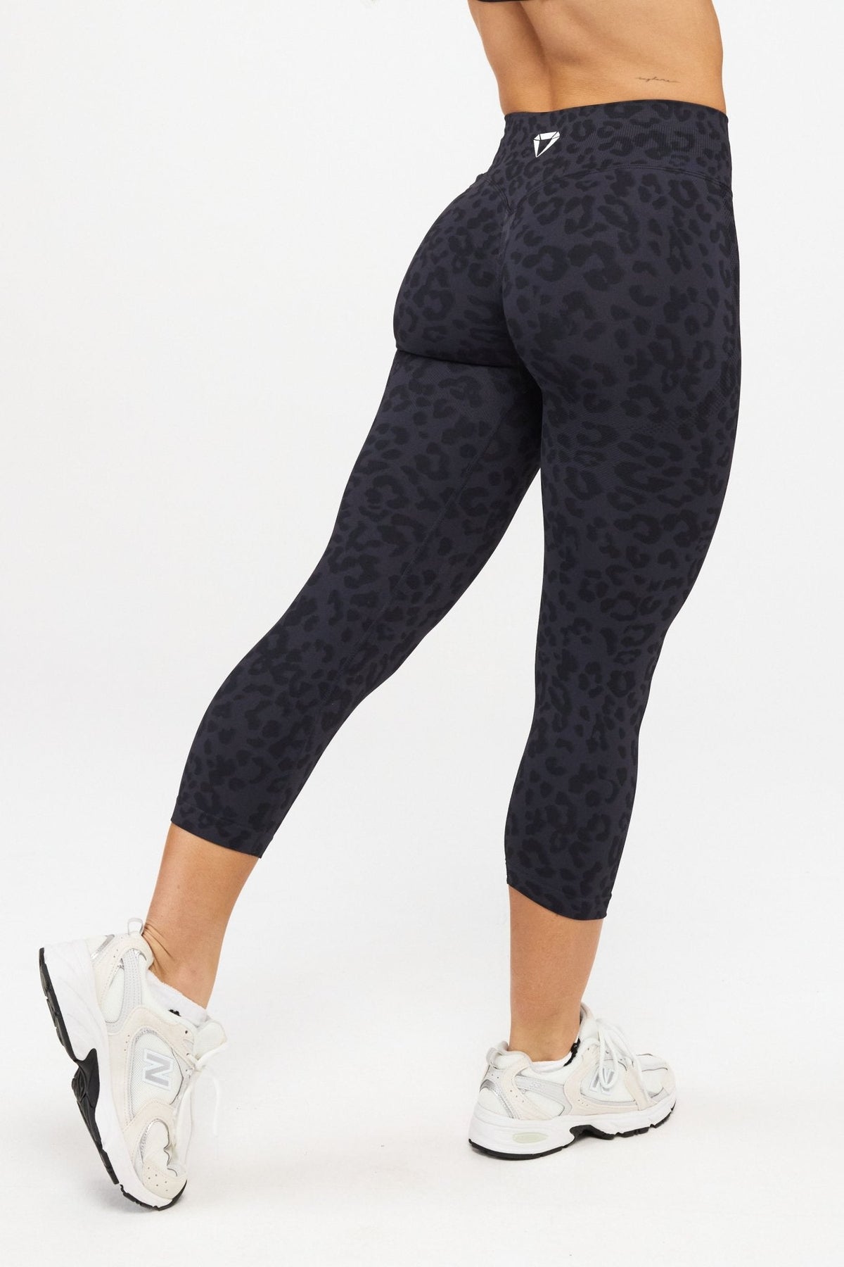 MOTION LEO MID WAIST SCRUNCH CAPRI LEGGINGS V2 - Aeon Athletics