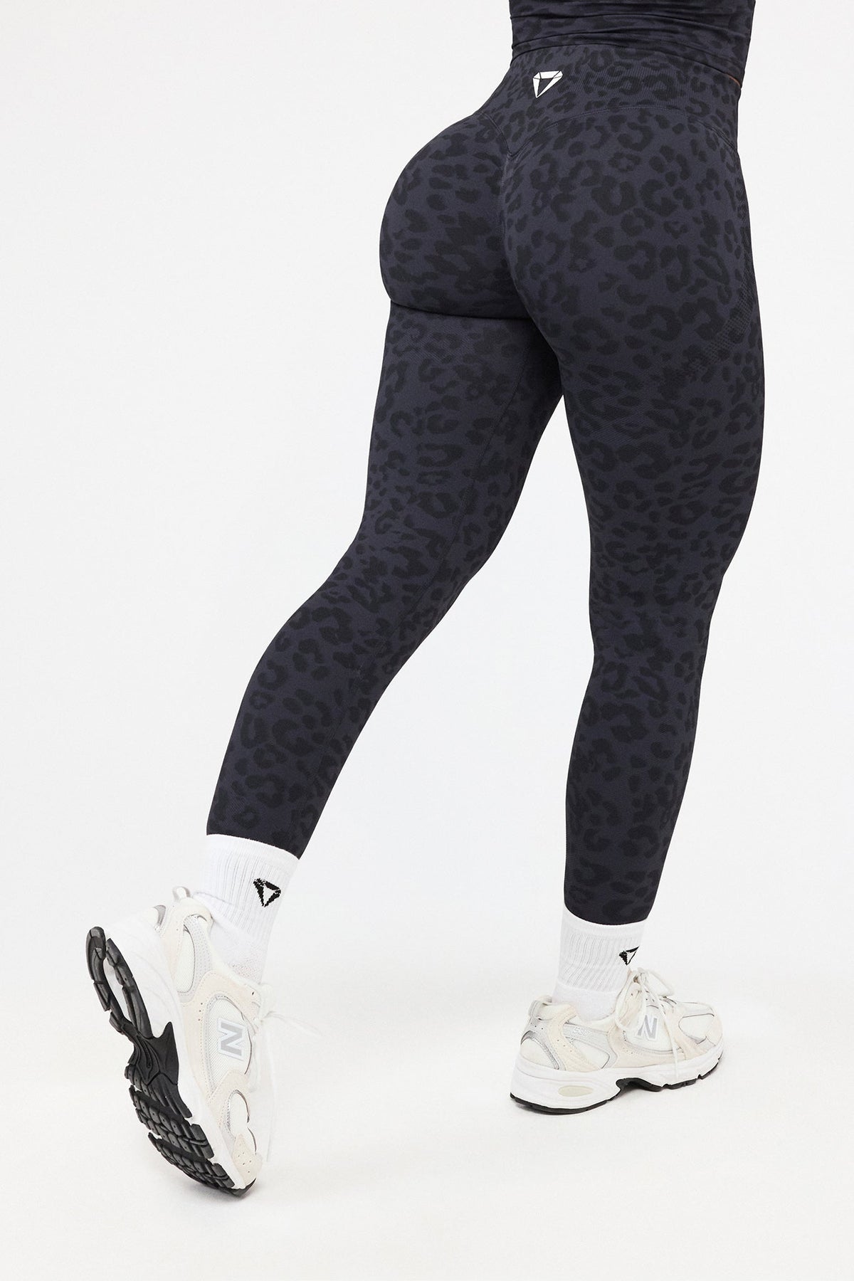 MOTION LEO MID WAIST SCRUNCH LEGGINGS V2 - Aeon Athletics