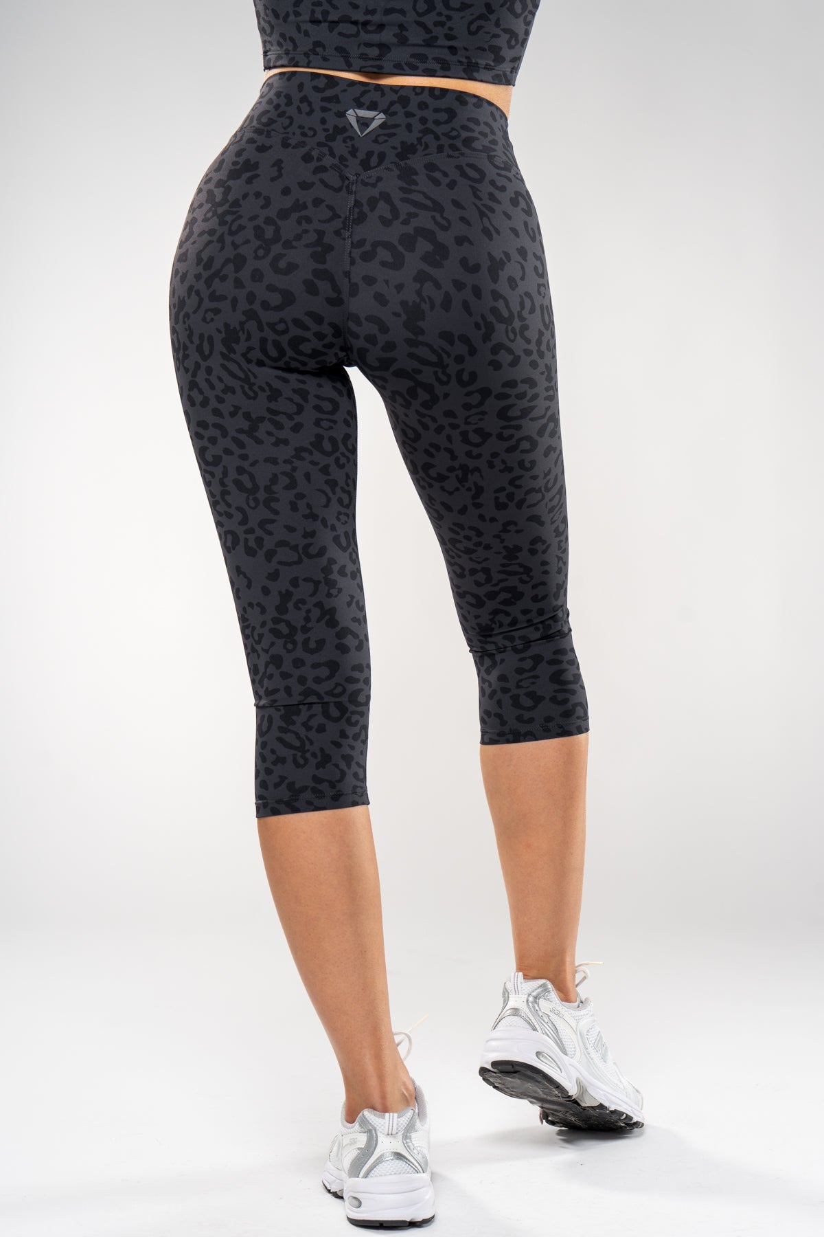 SECOND SKIN SCRUNCH CAPRI LEO LEGGINGS - Aeon Athletics