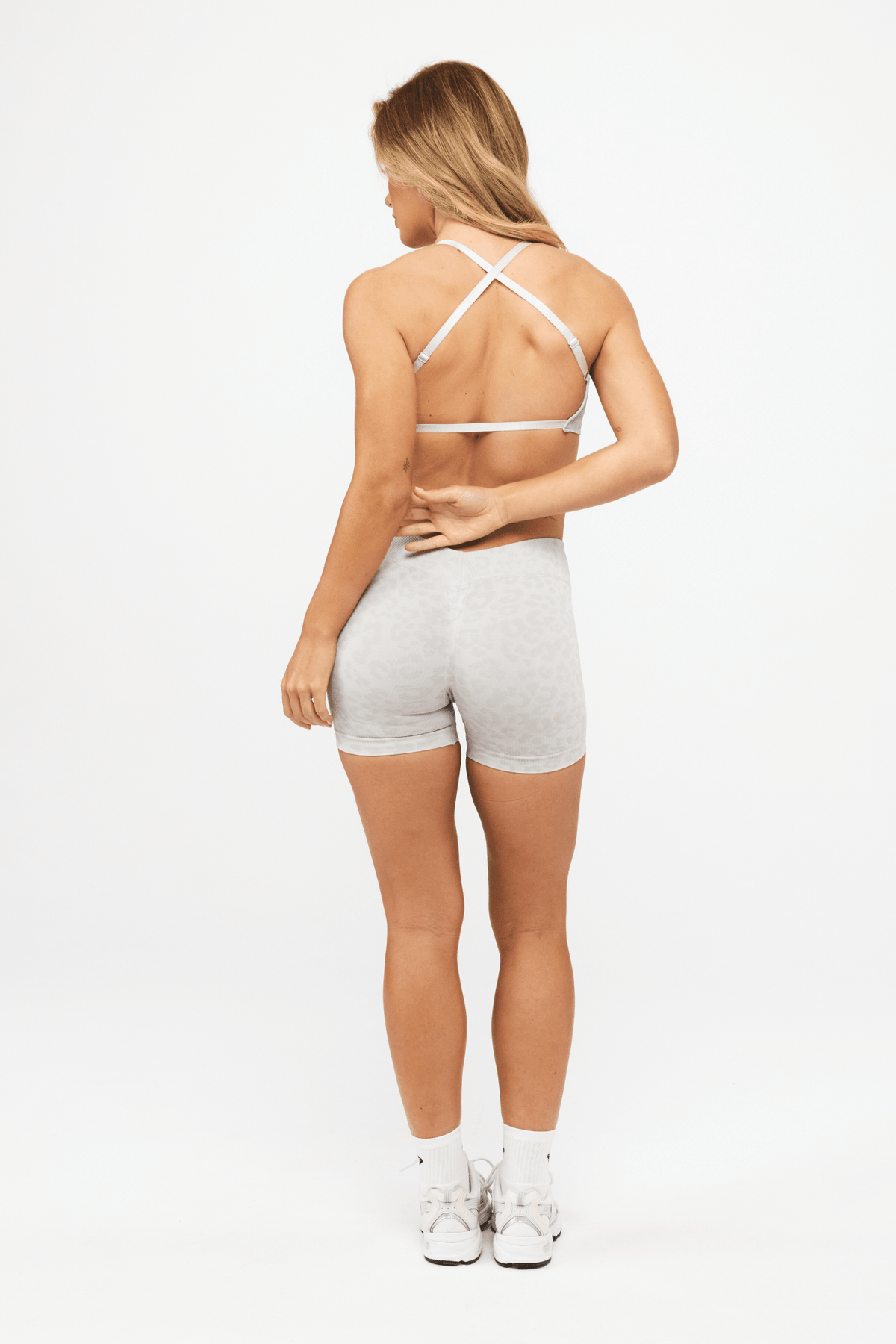 DEFINE LEO V-BACK SCRUNCH SHORTS