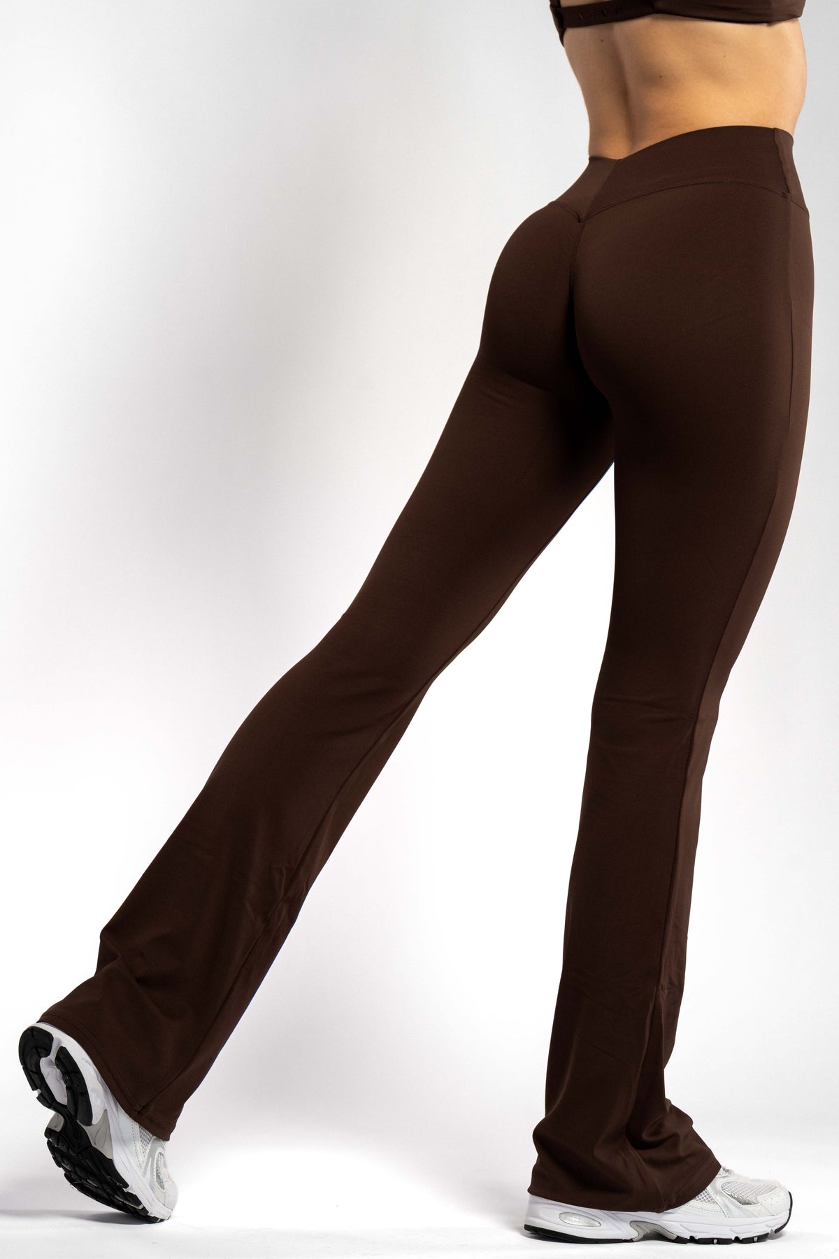 SECOND SKIN V-BACK SCRUNCH FLARED LEGGINGS