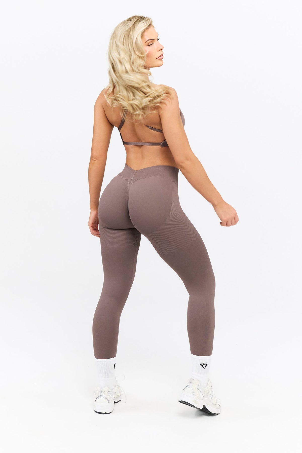 DEFINE V-BACK SCRUNCH LEGGINGS - Aeon Athletics