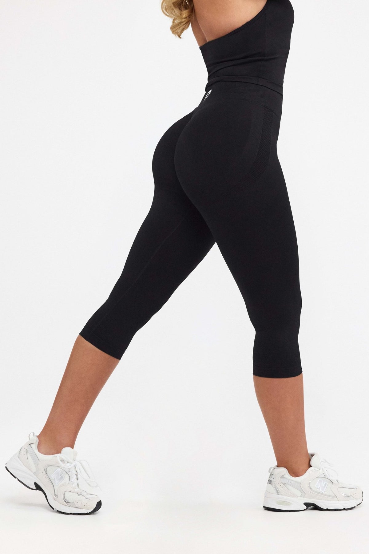 MOTION MID WAIST SCRUNCH CAPRI LEGGINGS V2 - Aeon Athletics